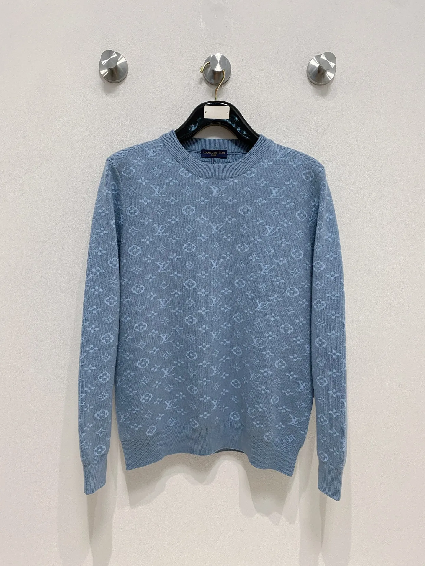 🅿️440 LV crew neck sweater, made of wool blended yarn, has good warmth retention, fluffy and soft, doubles skin care, giving you a lightweight wearing experience. High-quality natural fibers ensure high-quality life. The whole piece adopts solid color single-sided craftsmanship, leaving loose space when fit, solid color plain weave, neat texture, solid color design, durable and high-end. The half-high collar zipper design is meticulous in workmanship, fashionable and versatile. The back shoulder design is simple and comfortable. At the same time, the use of counter-stitch connection highlights the quality in the details, making the temperament more low-key, restrained, calm and stylish, and better showing the clean and tidy side of successful men. The collar, cuffs, and hem are made of dense rib weaving, which is tight and elastic, not easy to deform, and highlights the details and texture. Whether worn alone or layered, it can not only give you a warm feeling, but also give you a sophisticated sense of fashion.      Size: M-XXXL